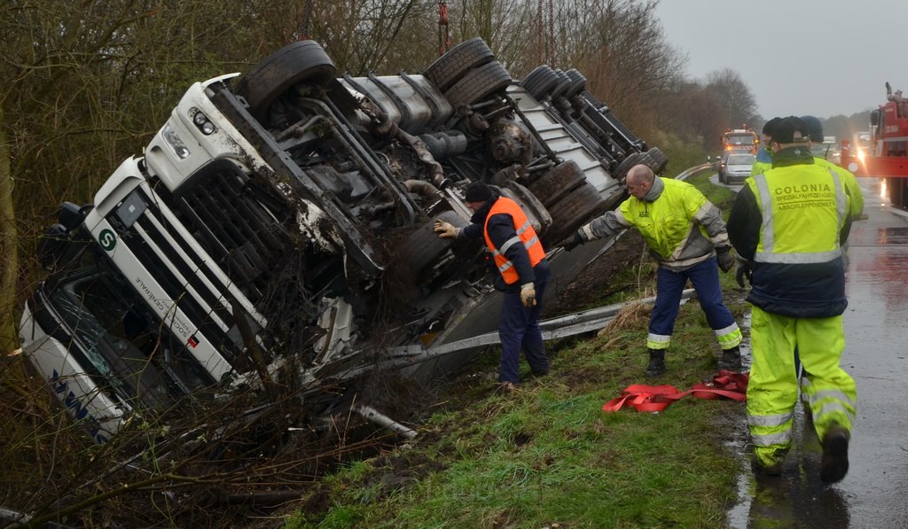 VU LKW umgestuerzt A 3 Rich Frankfurt AS Koenigsforst P381.JPG - Miklos Laubert